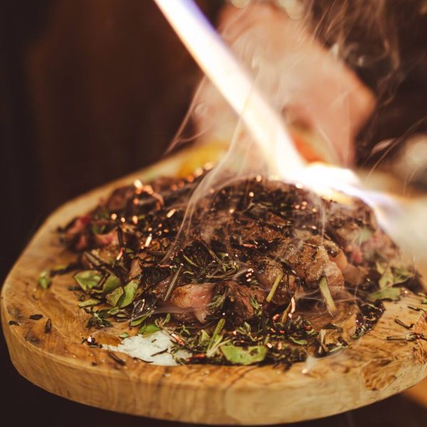Pièce de bœuf flambée aux herbes. Plat du restaurant Les Granges.