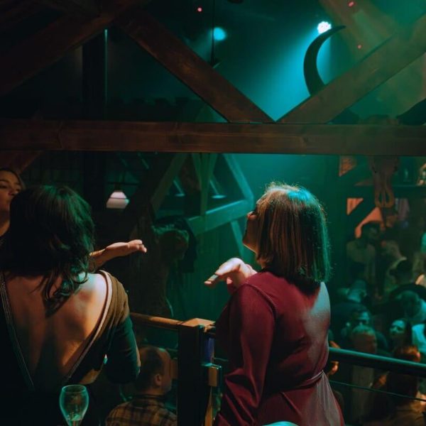 Groupe de femmes qui dansent sur un balcon lors d'une soirée Clubbing aux Granges (Liège).